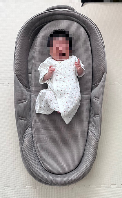 生後1か月の赤ちゃんを寝かせたネオママイズムの使用例